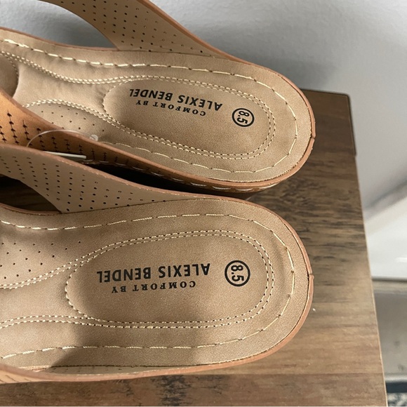 NEW Alexis Bendel Women's Mid-Heel Comfort Flower Thong Wedge tan - Picture 3 of 10